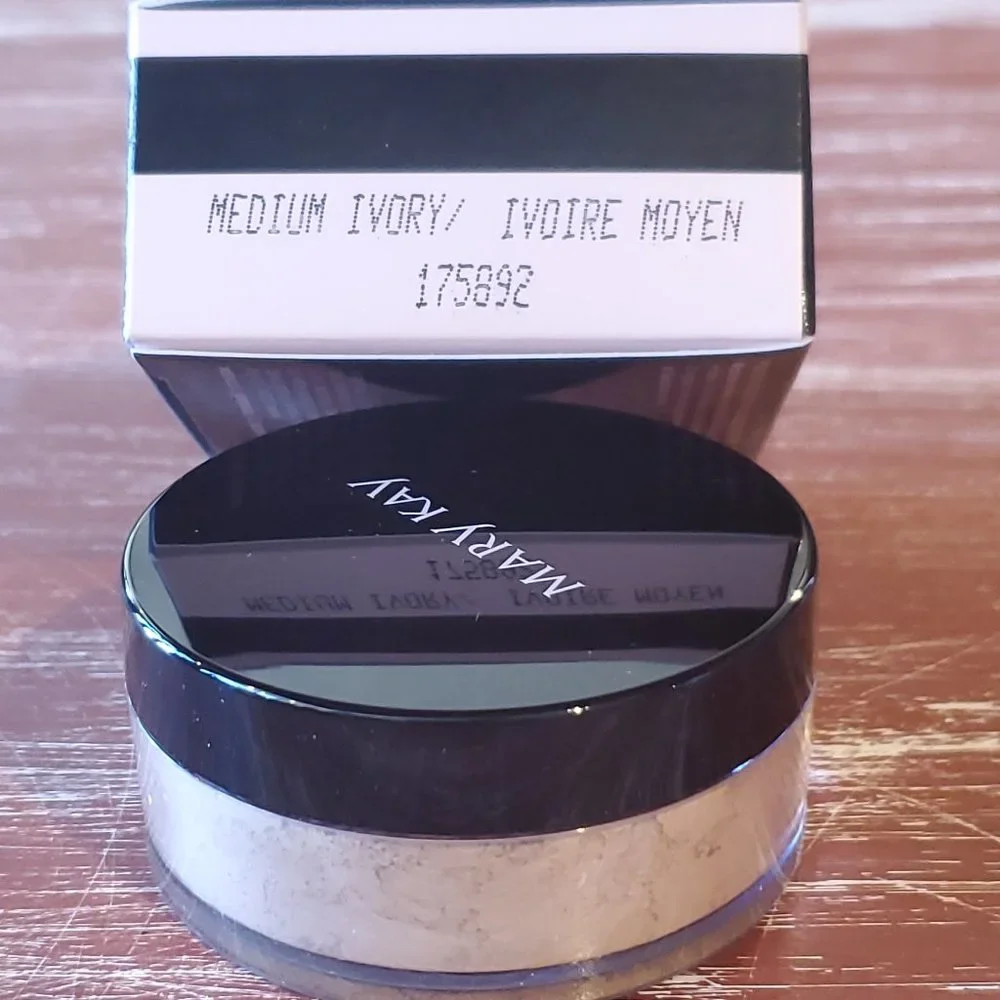 Medium Ivory Mary Kay Silky Setting Powder - NIB
